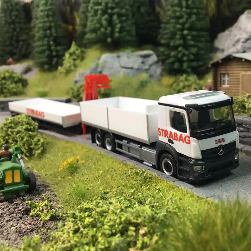 Mercedes Benz Actros M, grue de chargement STRABAG, Autriche - HERPA 320665 - HO 1/87 Offre Limitée