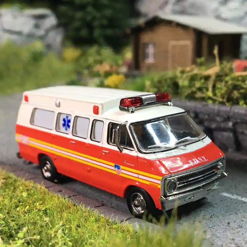 Commander Maintenant Dodge B 200, Ambulance, FDNY, 1975 - BREKINA 18301 - HO 1/87