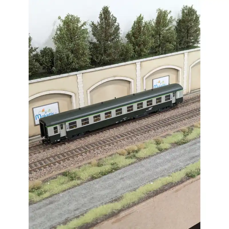 Expédition Rapide Voiture voyageurs USI B10t longue bogie Y16 vert/gris SNCF Ep V avec éclairage HO R37 42511