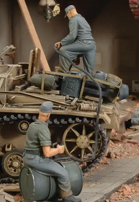 Seulement Aujourd'hui Royal Model di R. Reale 154 German crew refuelling tank WWII