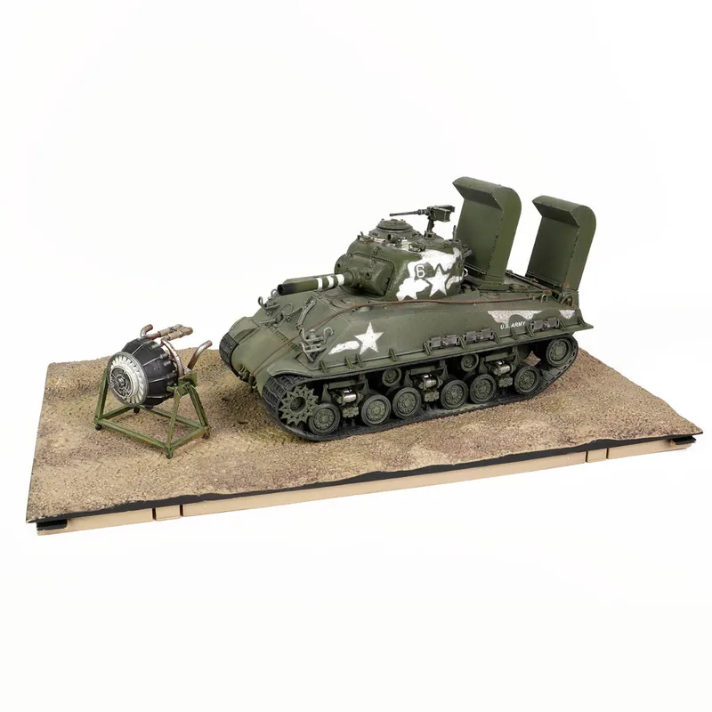 Forces of Valor 912102A U.S. Medium Tank Sherman M4E8 (105) HVSS With Deep Wading Gear (Engine Plus Series) Offre Spéciale